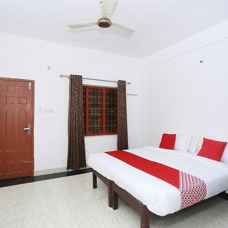 Oyo Flagship Kaveri Tourist Home Гуруваюр Экстерьер фото