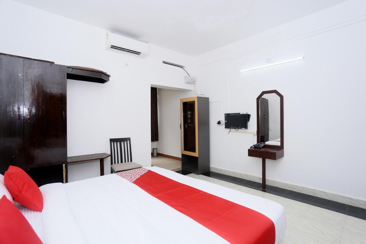 Oyo Flagship Kaveri Tourist Home Гуруваюр Экстерьер фото