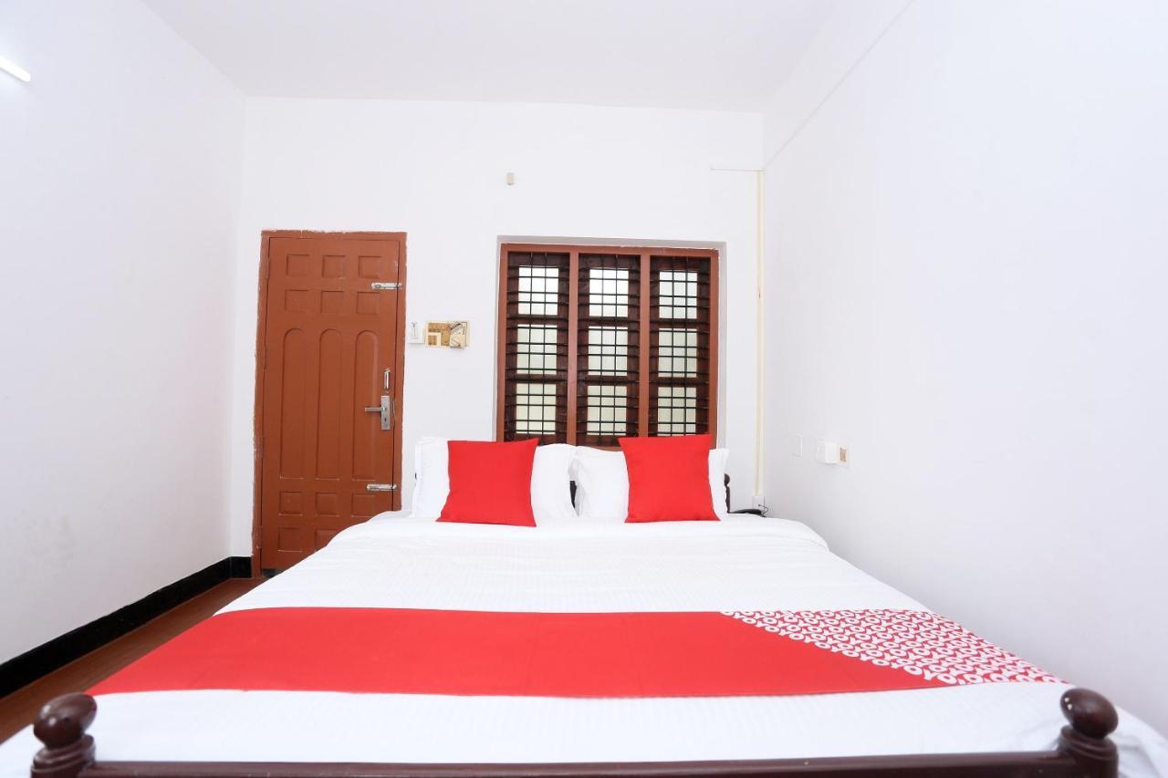 Oyo Flagship Kaveri Tourist Home Гуруваюр Экстерьер фото