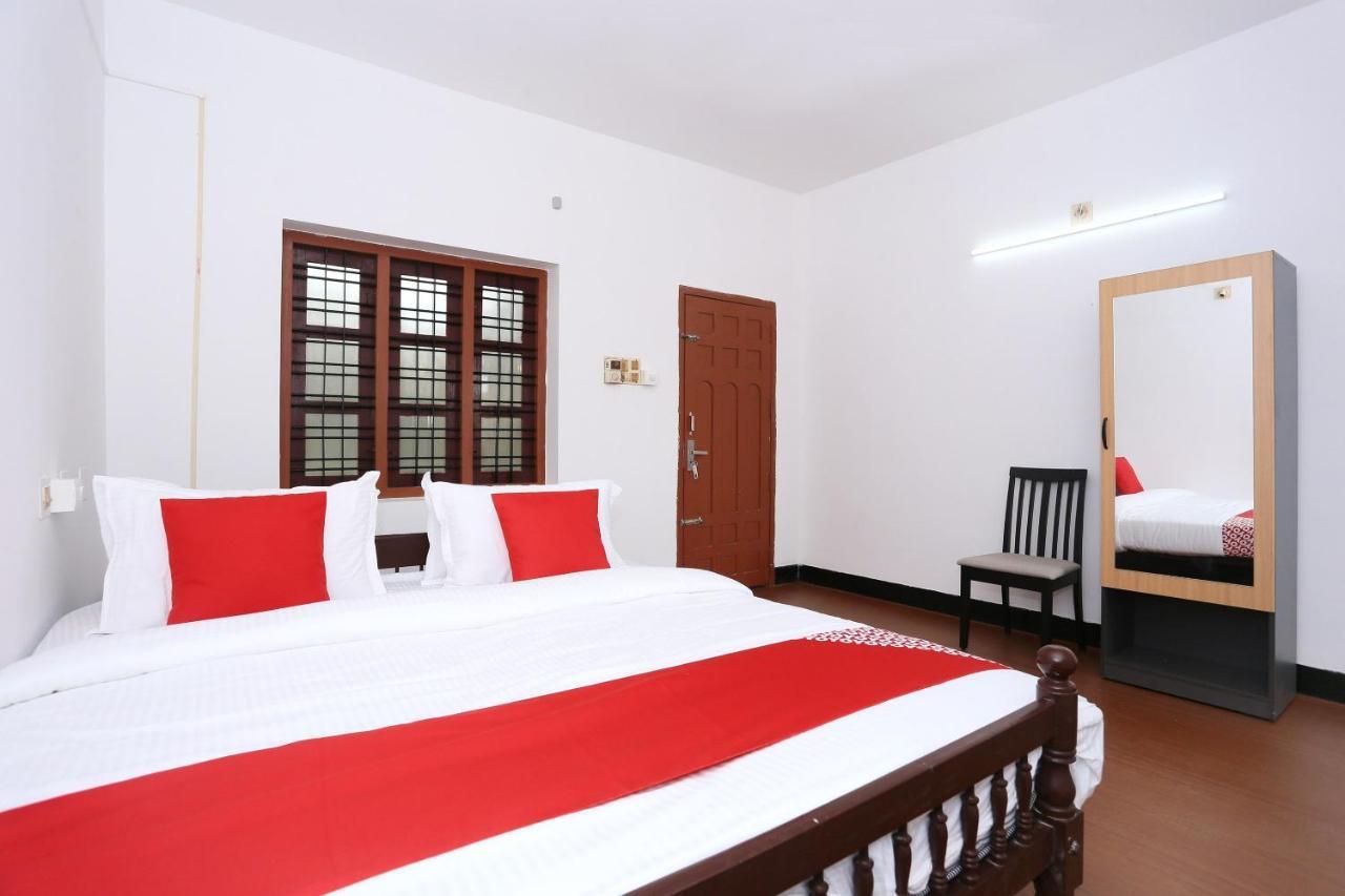 Oyo Flagship Kaveri Tourist Home Гуруваюр Экстерьер фото