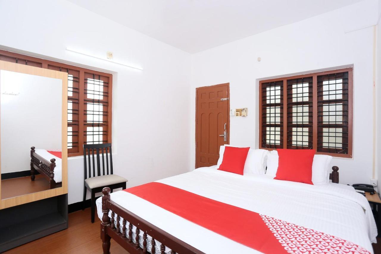 Oyo Flagship Kaveri Tourist Home Гуруваюр Экстерьер фото