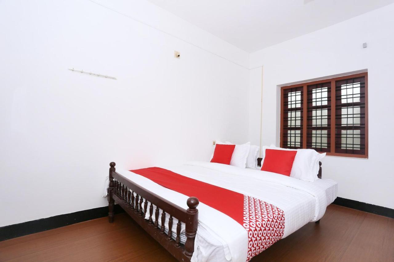 Oyo Flagship Kaveri Tourist Home Гуруваюр Экстерьер фото