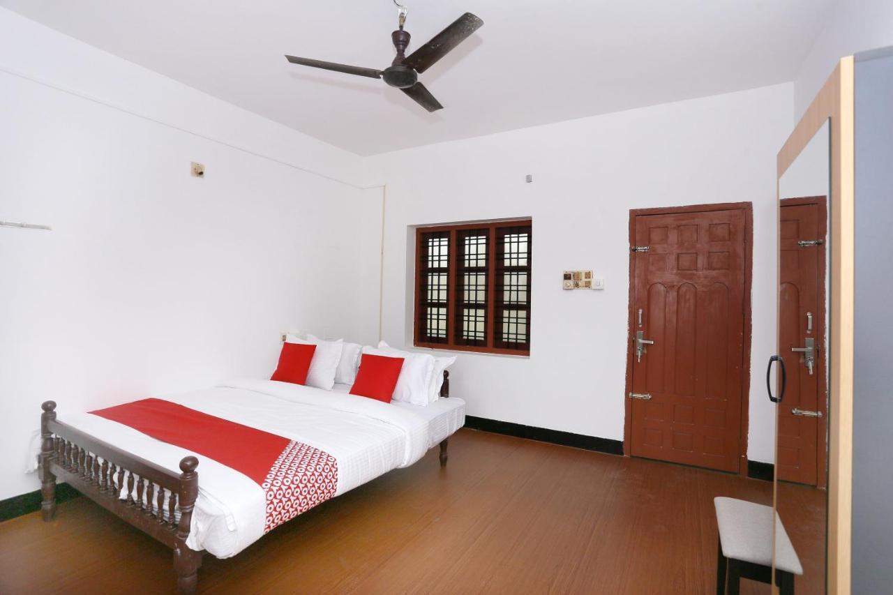 Oyo Flagship Kaveri Tourist Home Гуруваюр Экстерьер фото