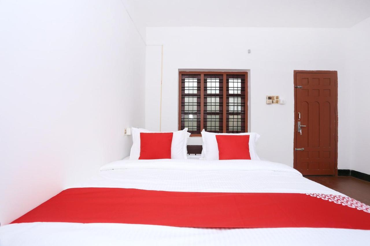 Oyo Flagship Kaveri Tourist Home Гуруваюр Экстерьер фото