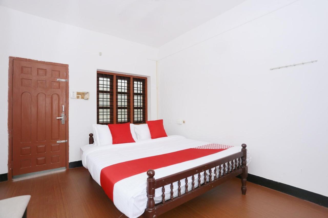 Oyo Flagship Kaveri Tourist Home Гуруваюр Экстерьер фото