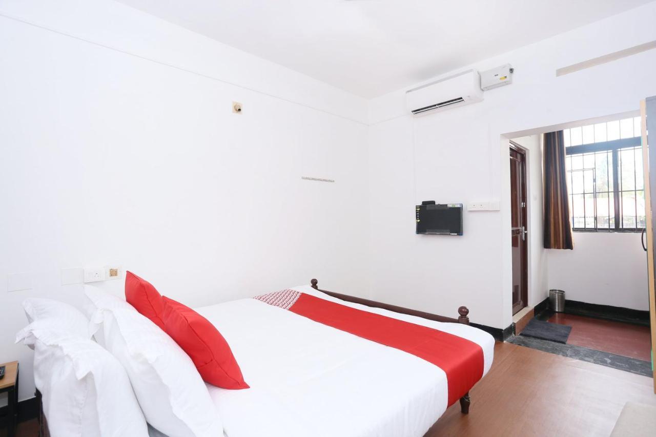 Oyo Flagship Kaveri Tourist Home Гуруваюр Экстерьер фото