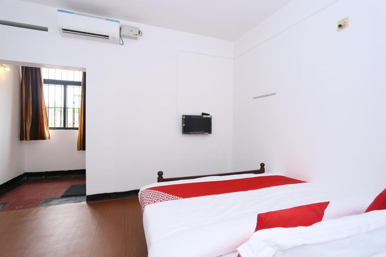 Oyo Flagship Kaveri Tourist Home Гуруваюр Экстерьер фото