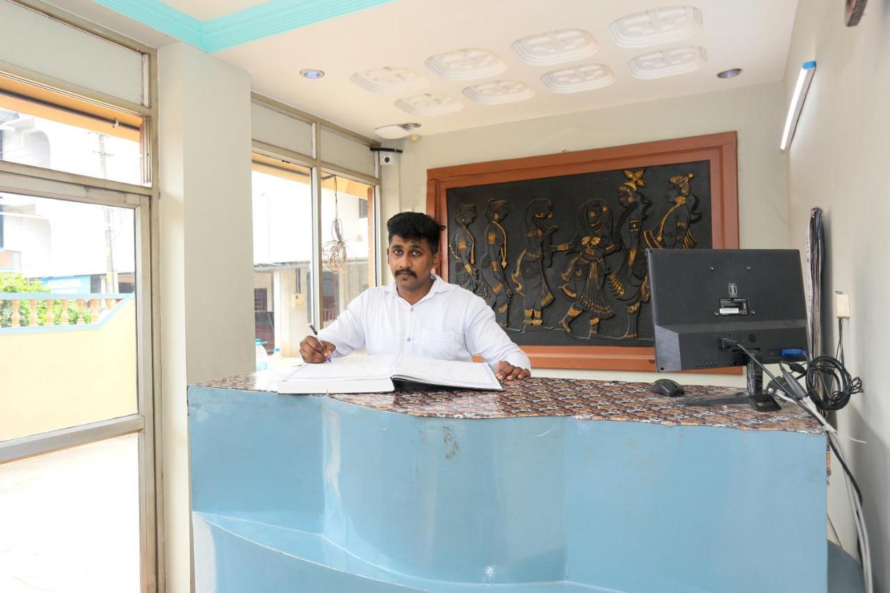 Oyo Flagship Kaveri Tourist Home Гуруваюр Экстерьер фото