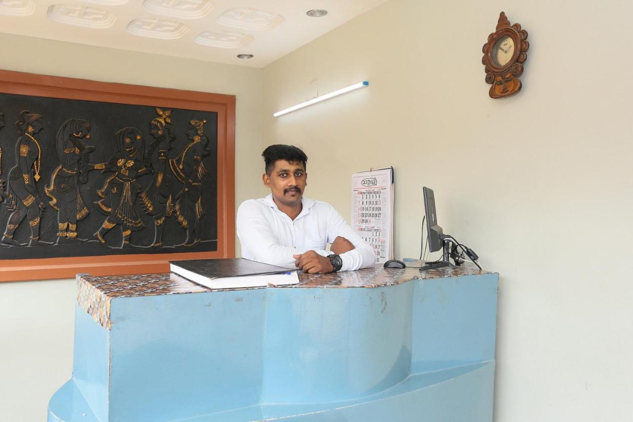 Oyo Flagship Kaveri Tourist Home Гуруваюр Экстерьер фото