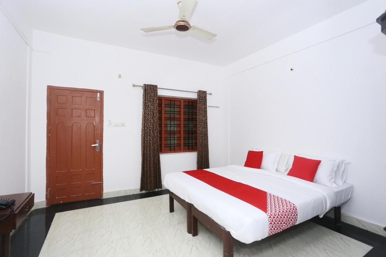Oyo Flagship Kaveri Tourist Home Гуруваюр Экстерьер фото